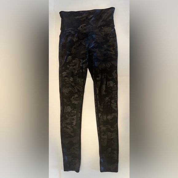 SPANX Pants - Spanx Faux Leather Leggings Black Camo Women’s Size Small Mid-Rise Skinny Slim